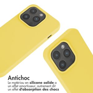 iMoshion ﻿Coque en silicone avec cordon iPhone 15 Pro - Jaune