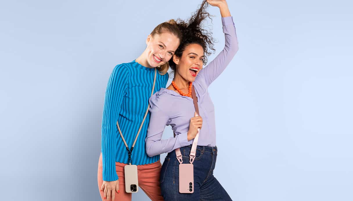 Deux modèles féminins sourient et portent chacun une coque de téléphone avec une corde autour.