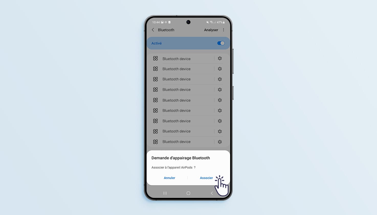 Instructions pour attacher les Apple AirPods au téléphone Samsung.