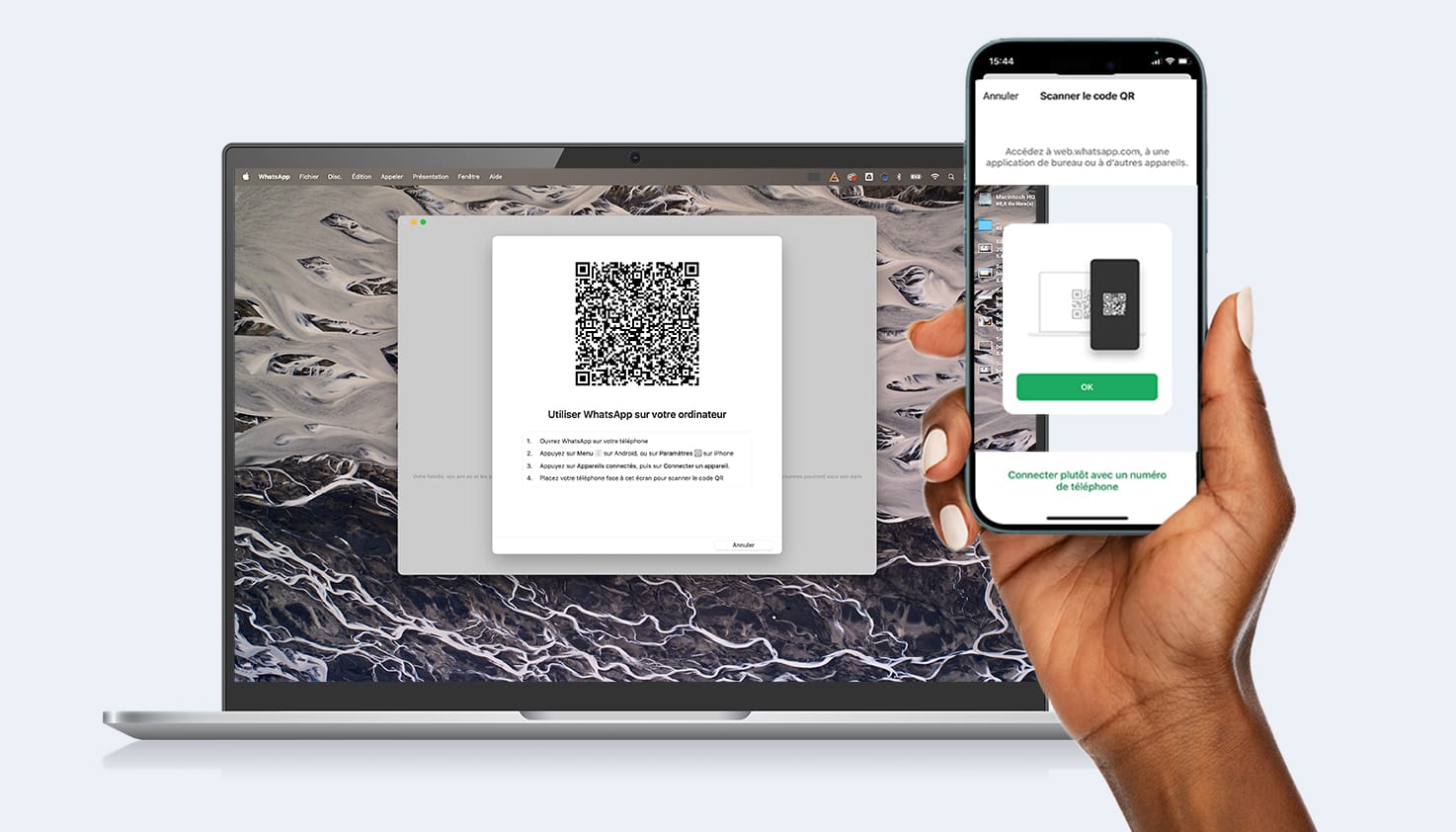 Un téléphone qui scanne le code QR sur l'écran de l'ordinateur portable pour connecter le téléphone à WhatsApp sur l'ordinateur portable.