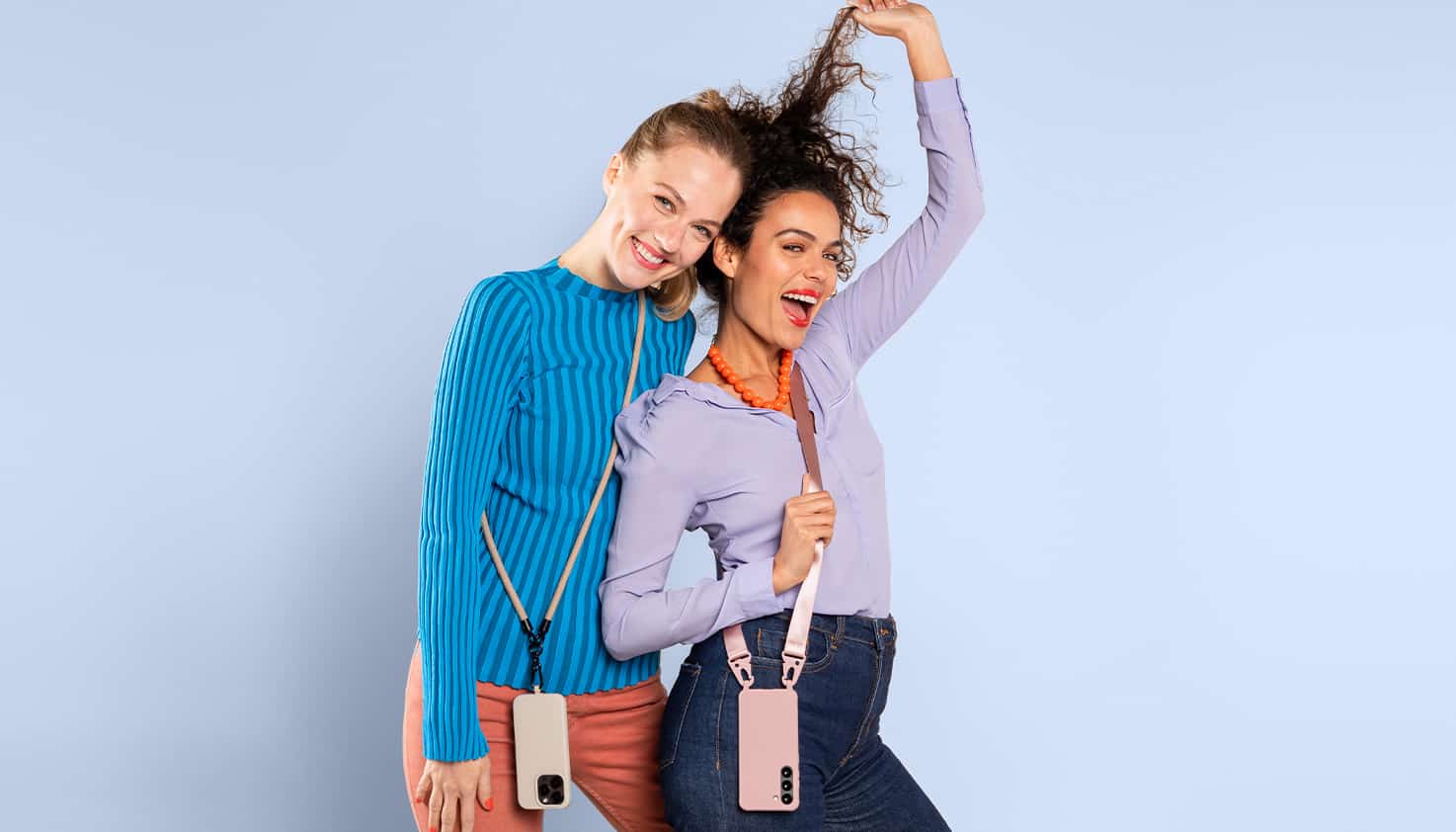 Deux modèles féminins sourient et portent chacun une coque de téléphone avec une corde autour.