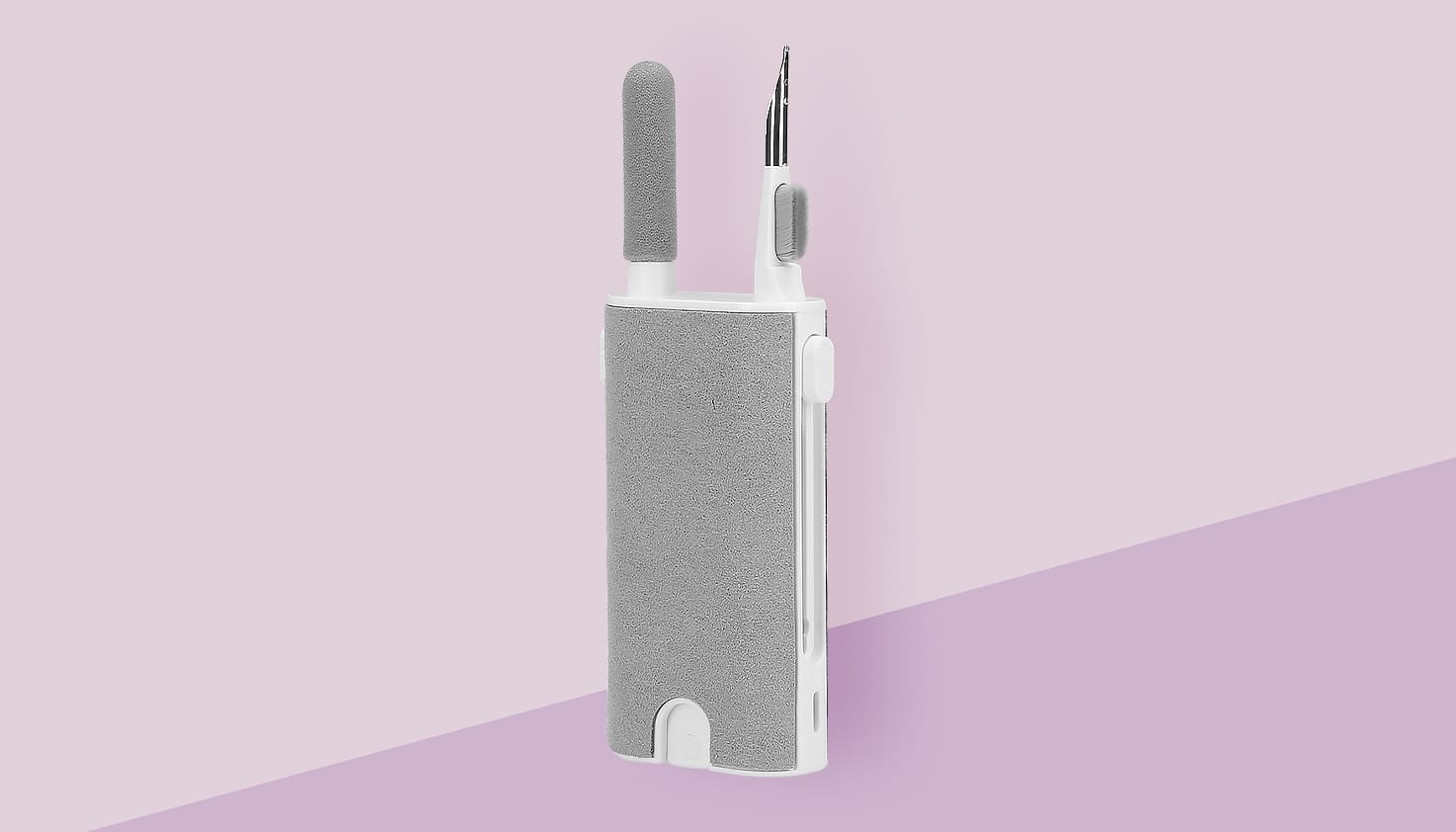 Le modèle masculin regarde à travers des jumelles, tandis que le modèle féminin montre quelque chose du doigt.