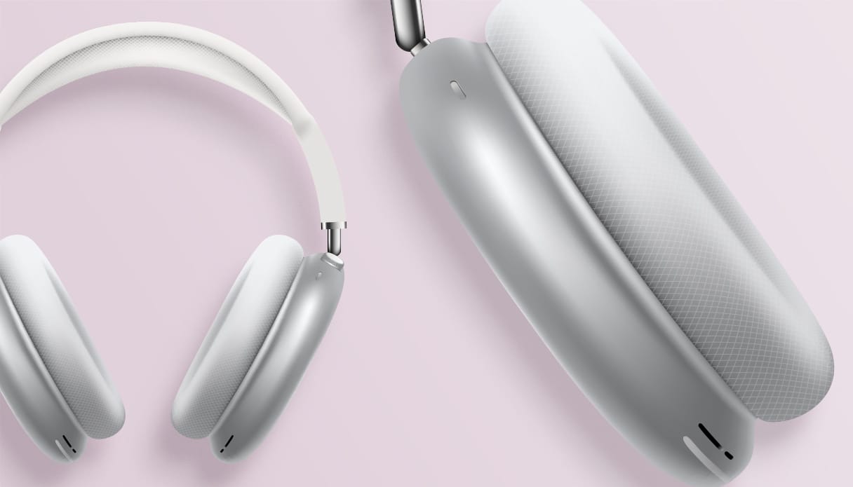 Les Apple AirPods Max sont entièrement visibles sur l'image, avec une mise au point sur l'oreillette gauche.