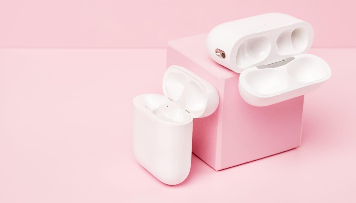 Plusieurs boîtiers de charge vides pour Apple AirPods Pro sont ouverts.