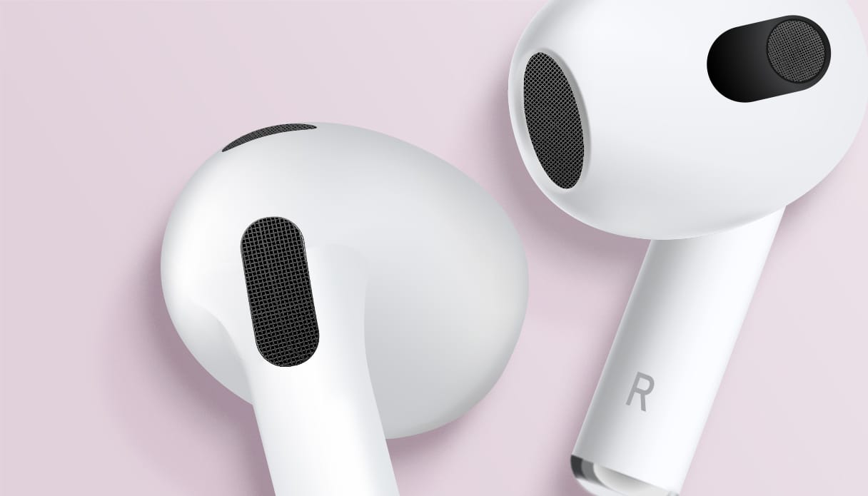 Les Apple AirPods de 4e génération sont zoomés sur les haut-parleurs.