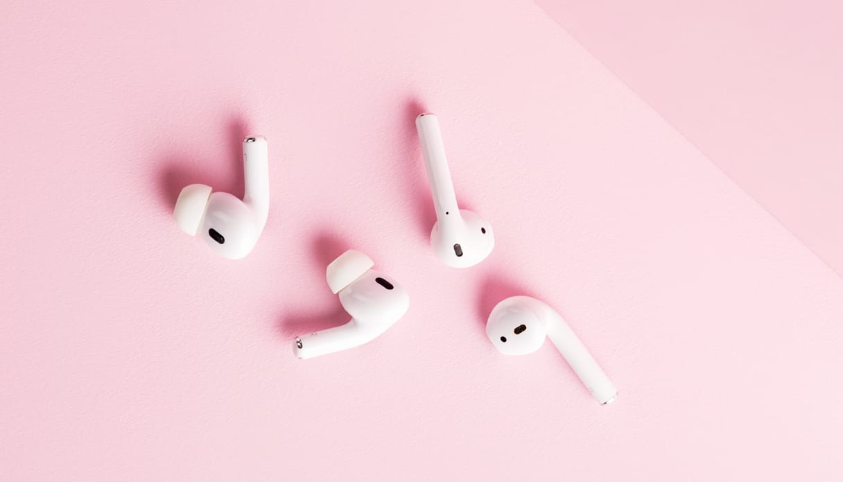 Collection mêlant des Apple AirPods Pro et des Apple AirPods de 2e génération.