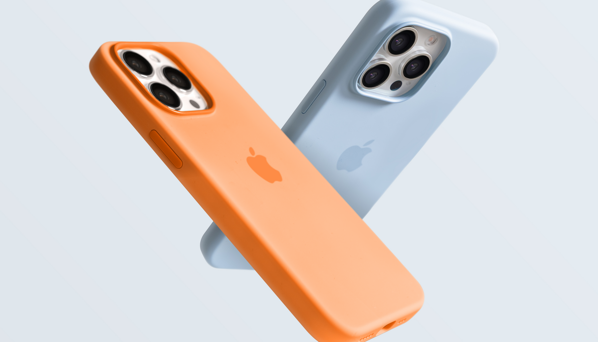 Deux iPhones avec une coque arri&egrave;re Apple orange et bleu clair.