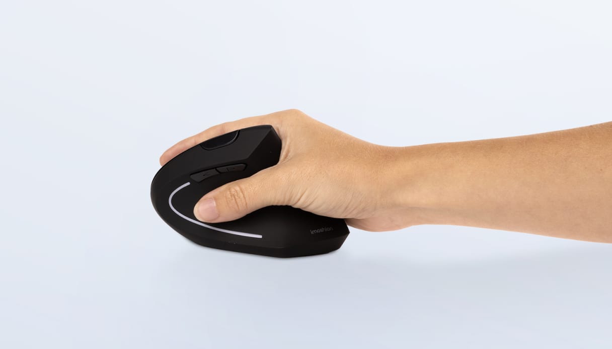 Une main tient une souris ergonomique