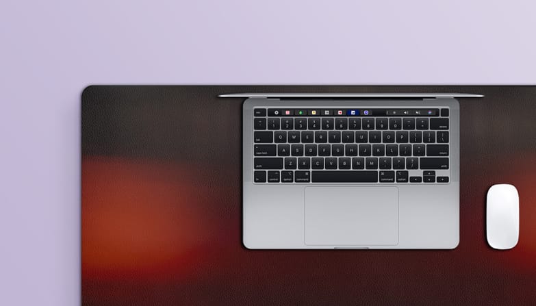 Un MacBook sur un sous-main noir