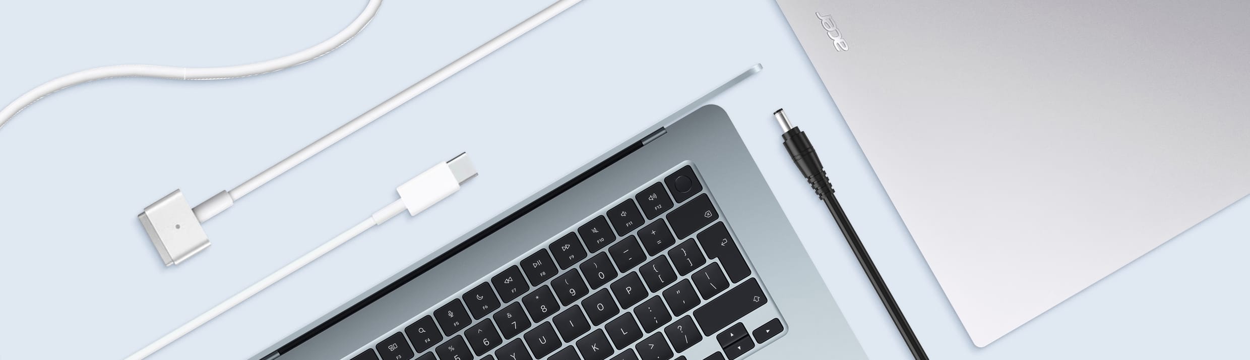 Un MacBook d'Apple et un ordinateur portable Acer entour&eacute;s de diff&eacute;rents types de chargeurs.