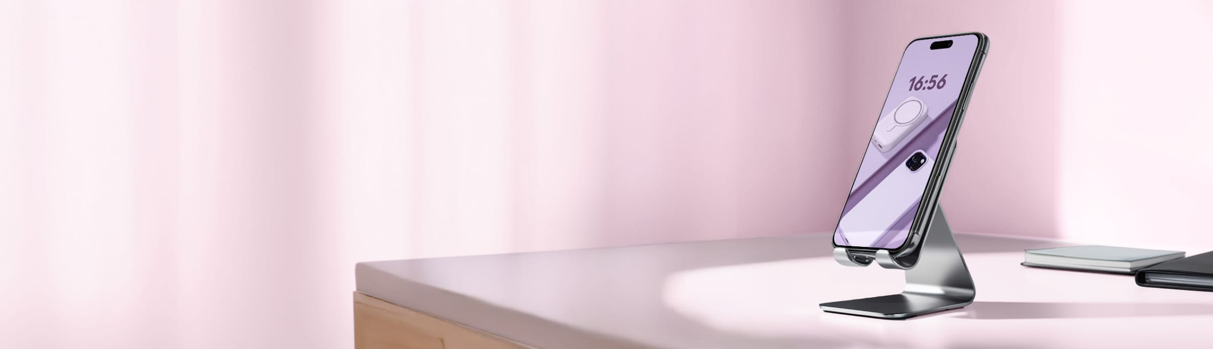 een apple iphone in een telefoonstandaard geplaatst op een bureau