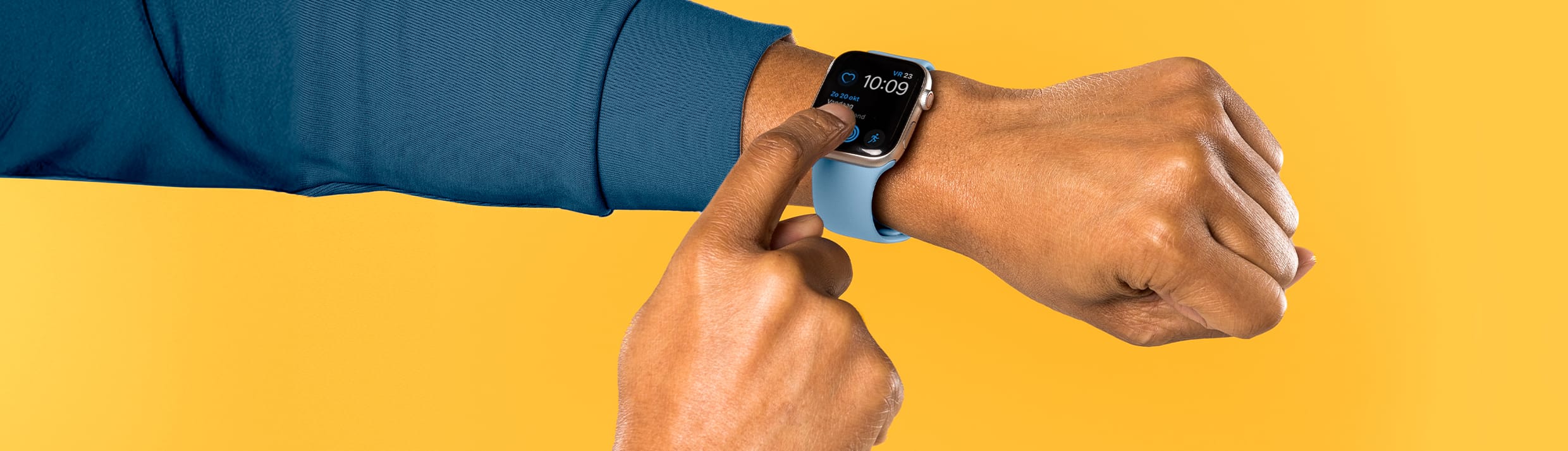 Een hand komt van links met een blauwgroene mouw op een gele achtergrond. Om de pols zit een Apple Watch met lichtblauw siliconen bandje die wordt bediend door de andere hand.