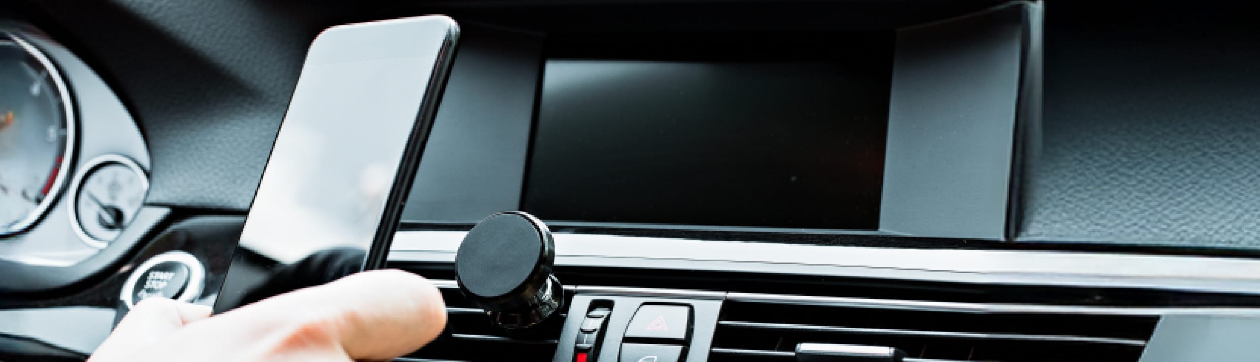 Une personne fixe un téléphone sur un support magnétique.