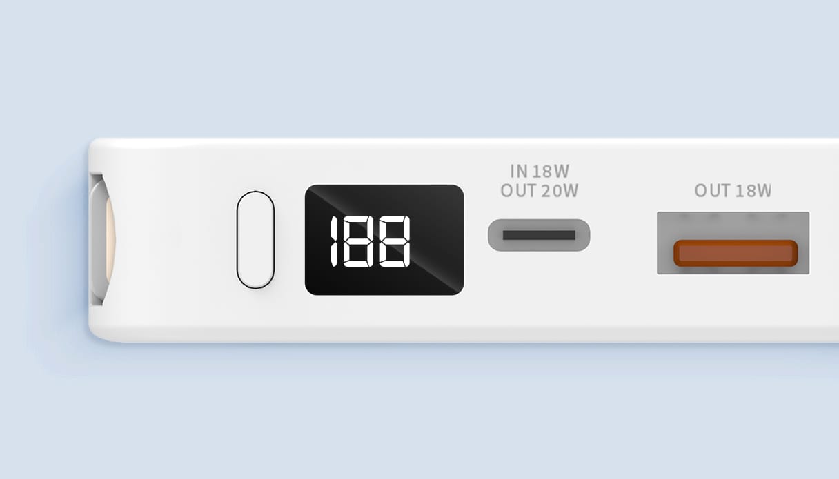 Vue de profil d'une batterie externe blanche sur fond bleu clair. Les ports sont visibles, ainsi que le bouton marche/arr&ecirc;t et l'&eacute;cran LED affichant le code &laquo; 188 &raquo;.