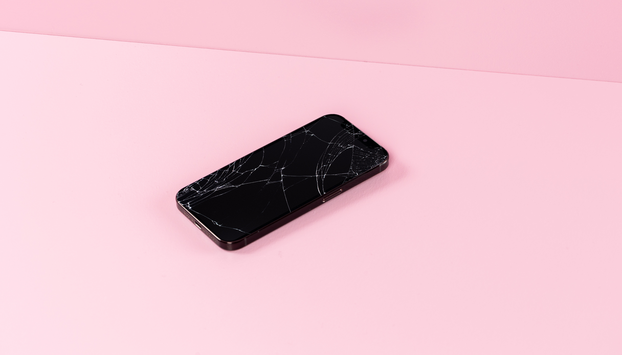 Un t&eacute;l&eacute;phone avec un protecteur d'&eacute;cran fissur&eacute;.