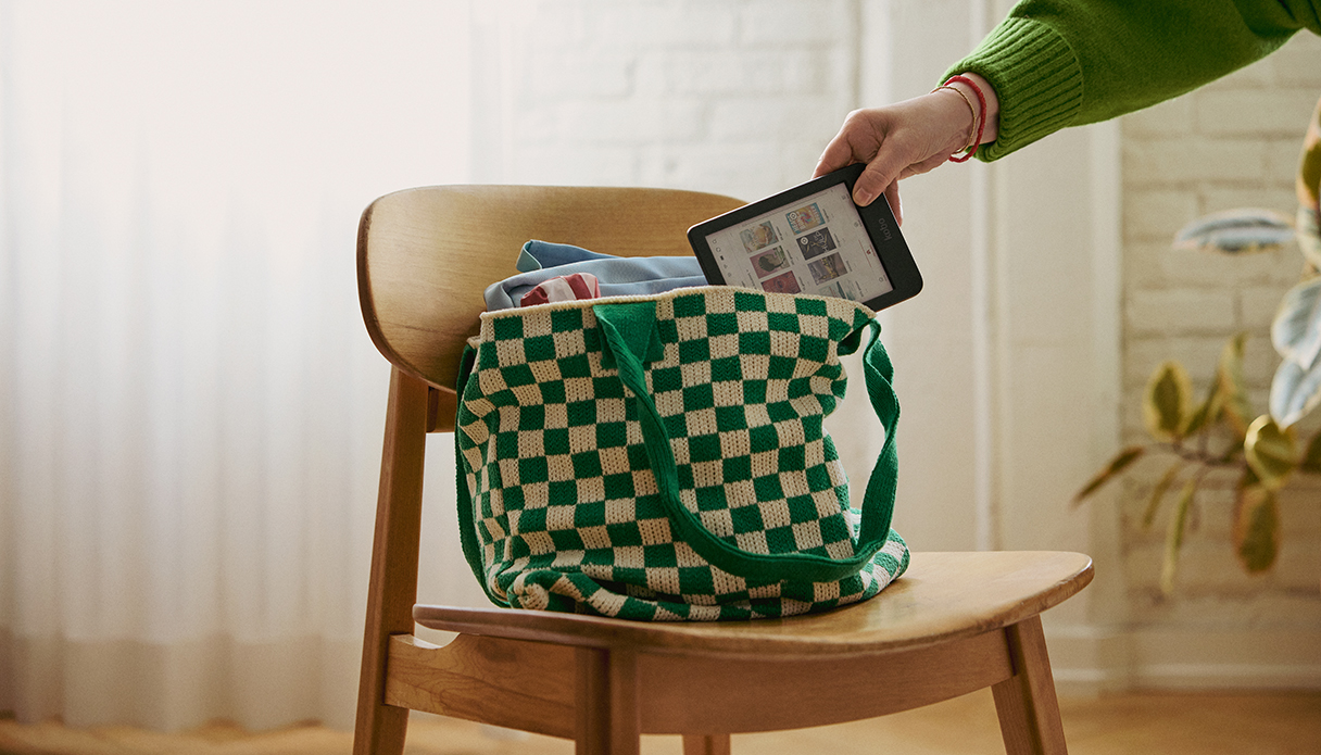 Un e-reader est rangé dans un sac à carreaux.
