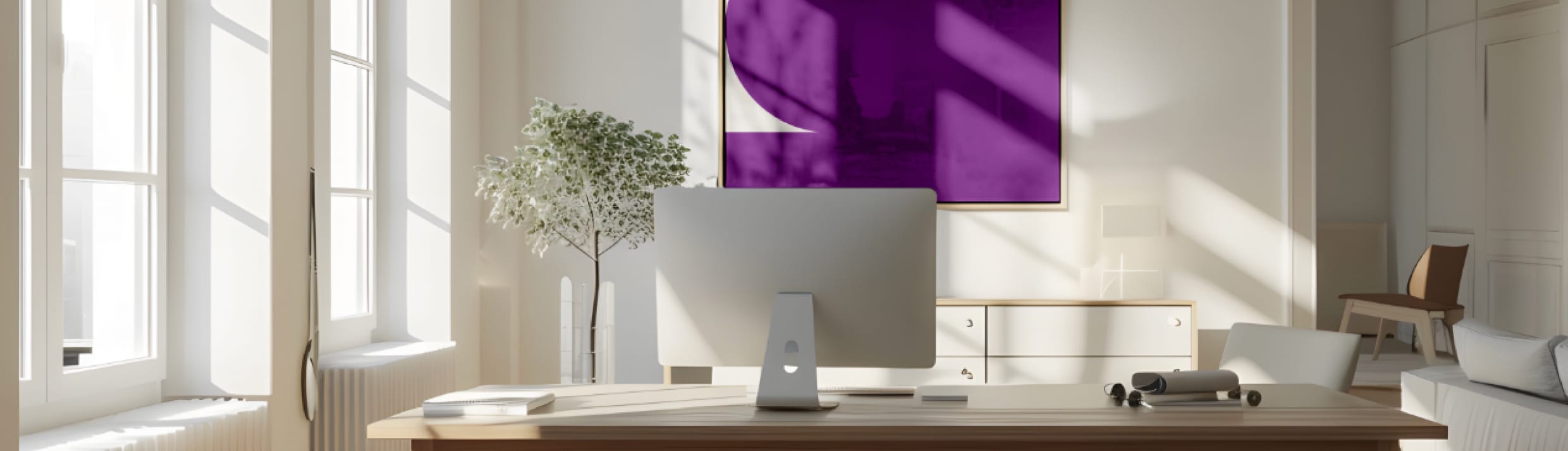 Un bureau avec un Apple iMac