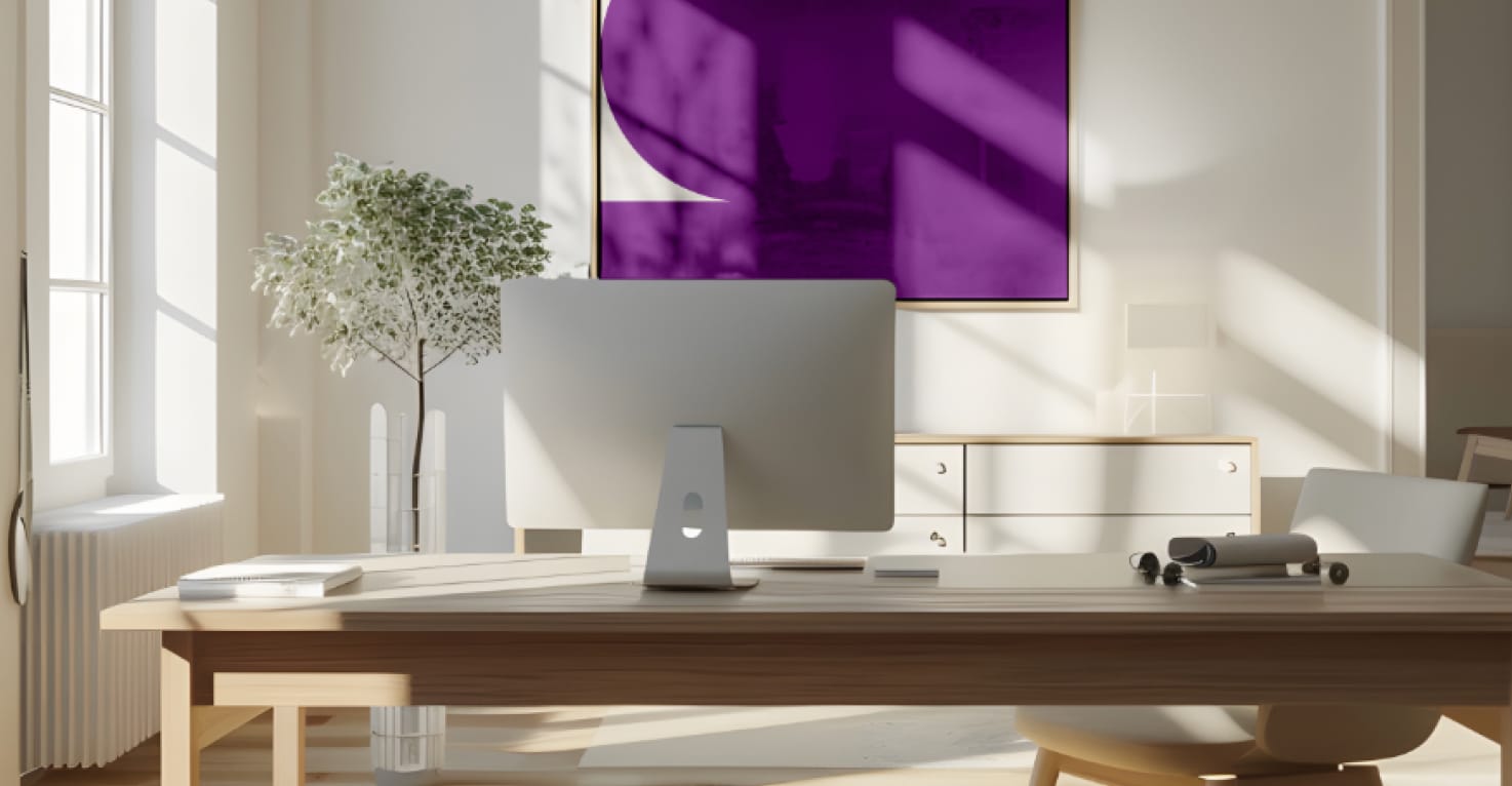 Un bureau avec un Apple iMac