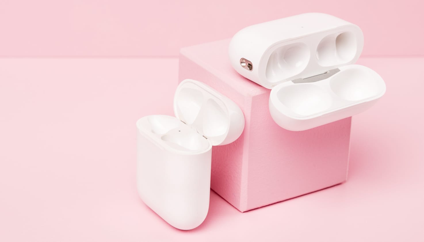 Plusieurs boîtiers de charge vides pour Apple AirPods Pro sont ouverts.