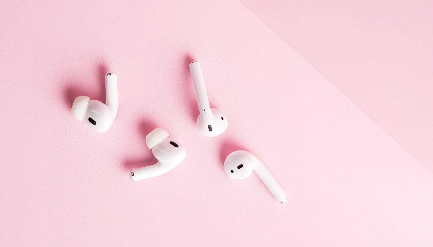 Collection mêlant des Apple AirPods Pro et des Apple AirPods de 2e génération.