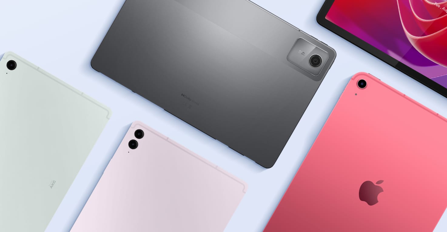 Plusieurs tablettes sur un fond bleu clair.