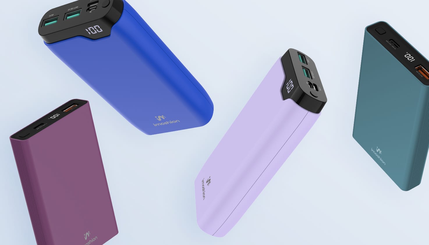 Quatre batteries externes color&eacute;es flottent sur un fond bleu clair.