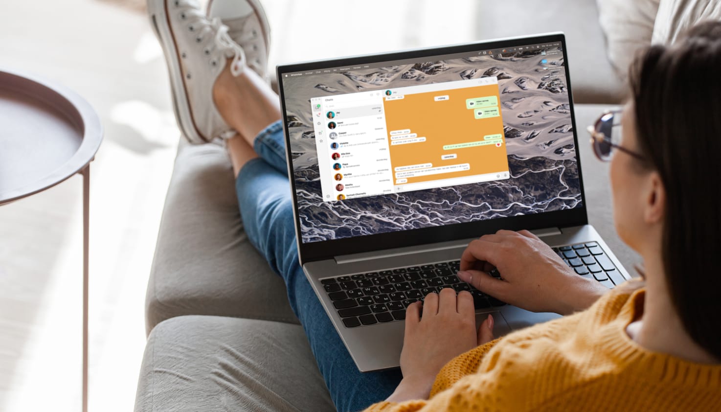 Une femme avec son ordinateur portable où WhatsApp est ouvert.