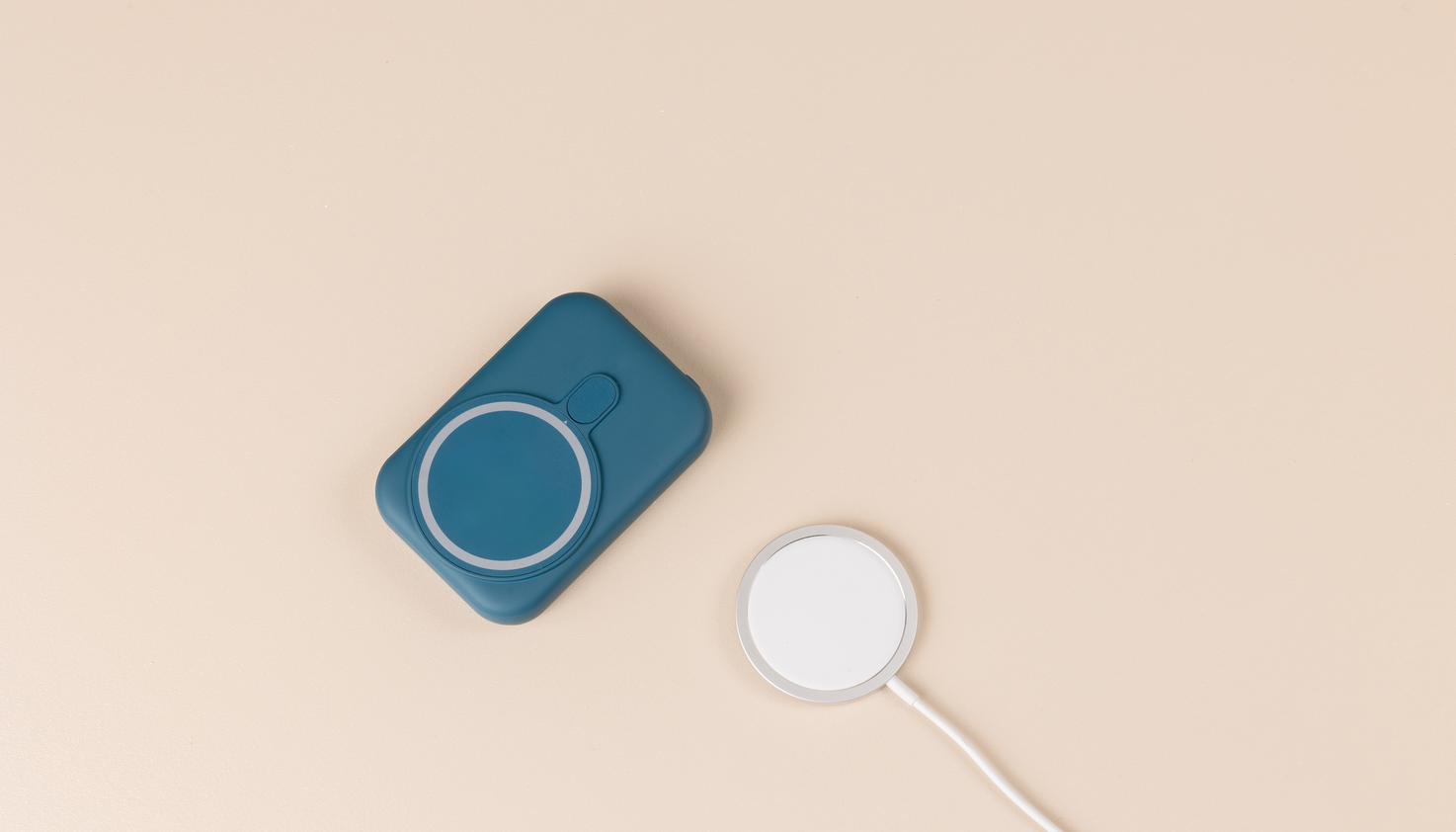 La batterie externe MagSafe imoshion de couleur bleue.