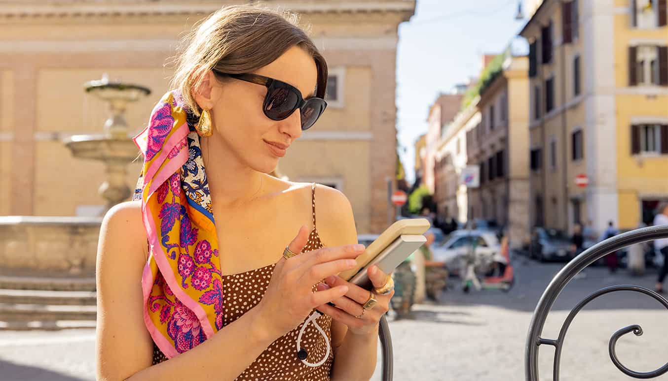 Un fond orange vif avec une batterie externe vert éclatant assortie à un téléphone.